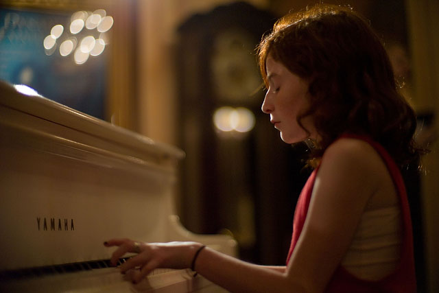girl play piano