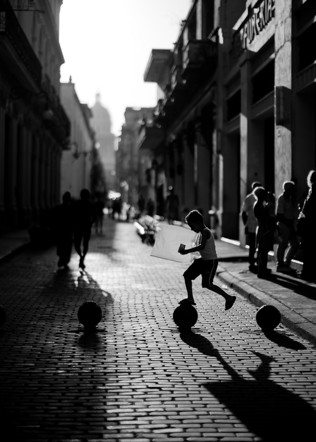 Kids playing in Old Havana, Cuba. Leica M10 with Leica 50mm Noctilux-M ASPH f/0.95. Copyright 2017-2018 Thorsten von Overgaard. 