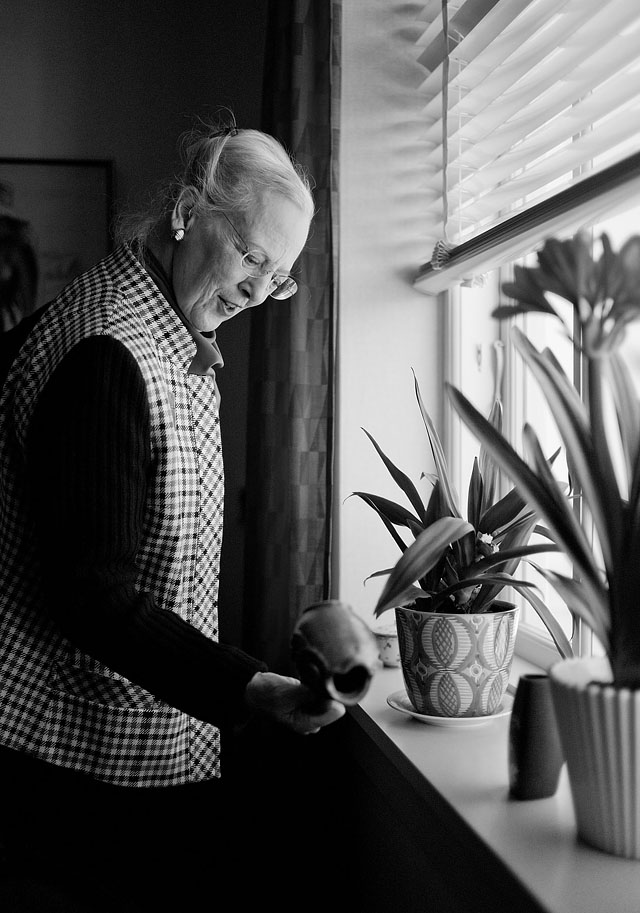 HRH Queen Margrethe II of Denmark at home. Leica M240 with Leica 35mm Summilux-M ASPH f/1.4 (2010). © Thorsten Overgaard. 