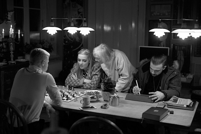 Jytte von Overgaard oversees that Caroline von Overgaard and Philip Overgaard plays chess while Oliver von Overgaard is drawing a viking ship on his iPad. Leica M10-P with Leica 50mm Summilux-M ASPH f/1.4. © Thorsten Overgaard. 