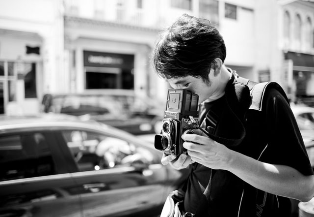Rolleiflex in the streets of Singapore. Leica M 240 with Leica 28mm Summilux-M ASPH f/1.4. © 2016 Thorsten Overgaard. 