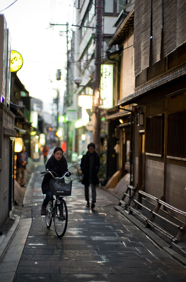 Kyoto, December 2014. Leica M 240 with Leica 50mm Noctilux-M ASPH f/0.95, 200 ISO, 1/90 sec. 
© Thorsten Overgaard. 