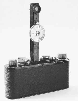 The first distance finder (or rangefinder) Oskar Barnack made was this model FOFER. It had one eye on top and one in the bottom of the stick. Next to it is the optical viewfinder. The distance finder wasn't connected to the lens but was merely a device to measure the distance to the subject precisely. Later the distance-finder was integrated in the camera, and connected directly to the lens' focusing ring.