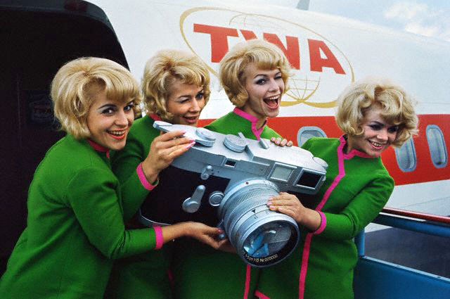 The German entertainers, The Jacob Sisters holding a big Leica M in Las Vegas, 1967. © Bettmann/Corbis.
The dummy camera made of wood by the way still exist in a collection in the USA.