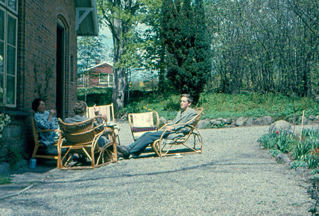 The Clausen family outside Villa Nøjsomheden, 1958. 