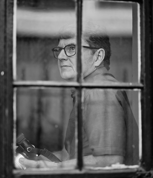 Arthur photographed through the vindow in a London cafe. Leica M10 with Leica 75mm Noctilux-M ASPH f/1.25. © Thorsten von Overgaard.