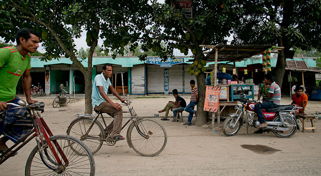 Dhaka, Bangladesh. © 2014 Thorsten Overgaard. Leica M 240 with Leica 21mm Summilux-M ASPH f/1.4.
