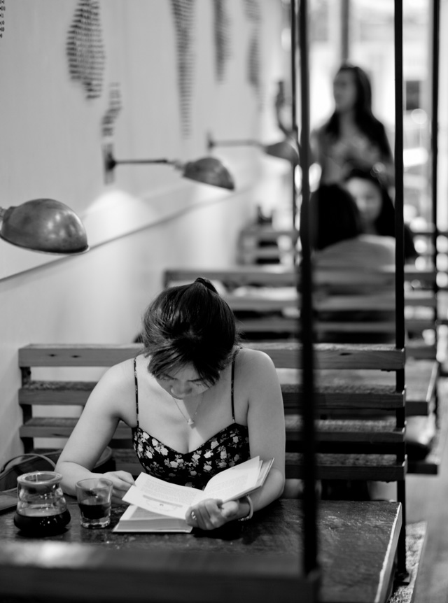 Reading a real book in Revolver coffee bar. Leica M240 with Leica 75mm Summilux-M f/1.4. © 2016 Thorsten Overgaard.