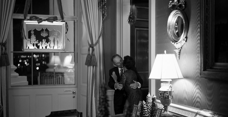 The true spirit of Christmas. Kissing under the mistletoe in the doorway to the Blue Room in the White House, Washington DC during the Christmas Reception 2017.  Leica M10 with Leica 50mm Summilux-M ASPH f/1.4 BC. © Copyright 2017 Thorsten von Overgaard.