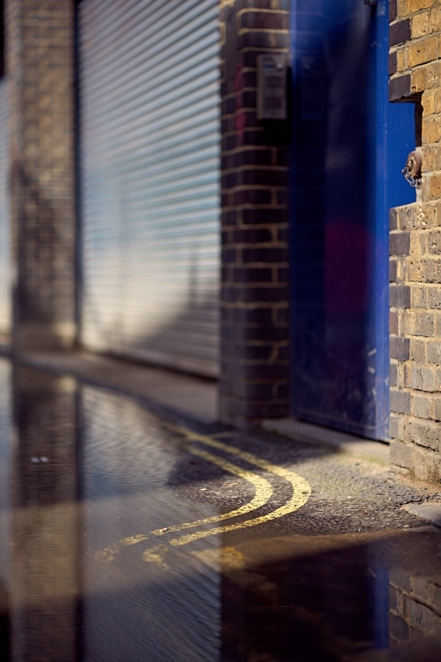 The mews (back alleys) of London . Leica M10 with Leica 75mm Noctilux-M ASPH f/1.25. © 2018 Thorsten von Overgaard.