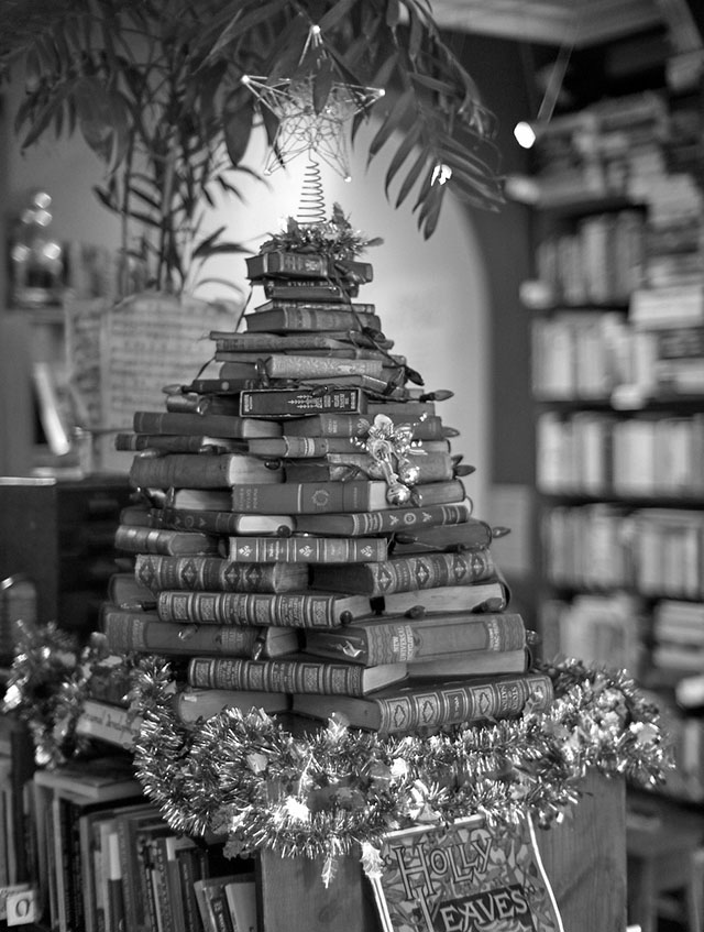 Books made up as a Christmas Tree in Sydney in 2018. Leica M10-P. © Thorsten Overgaard.