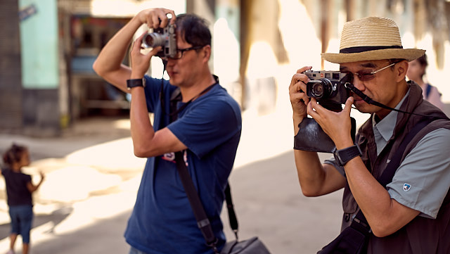 K C Lui and Steven Wong from Hong Kong in Havana. Leica M10-P with Leica 50mm Summilux-M ASPH f/1.4 BC. © Thorsten Overgaard. 