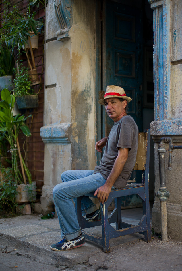 Sitting and waiting for a Leica M9 to come by and make an instant painting. Havana, Cuba. Leica M9 with Leica 50mm Summilux-M ASPH f/1.4 BC.