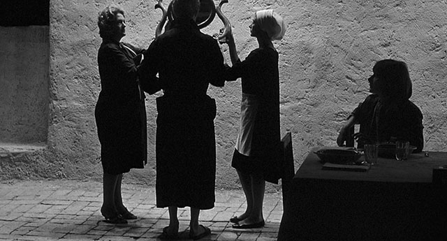 Playing with silhouettes. “8½” by Federico Fellini (1963).