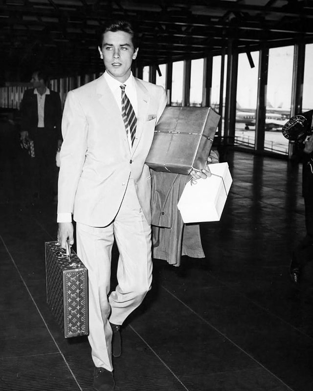 Alain Delon in the airport. The classic way of traveling, without wheels and shoulder straps