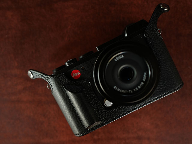 Leica CL Aventino grip half-case, also available in this model. Handmade in Korea by Sejun Kim. 