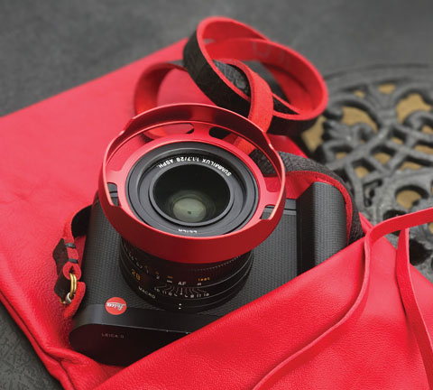 The ventilated lens shade I designed for the Leica Q is now available in Black Paint, RED and Silver. As you can easily see in this picture, the ventilated shade sits on the outside of the lens (like the original) and leave space to easily change filters on the lens' filter thread. In the picture is the red calfskin camera pouch from Tie Her Up and a strap from @ybputro.