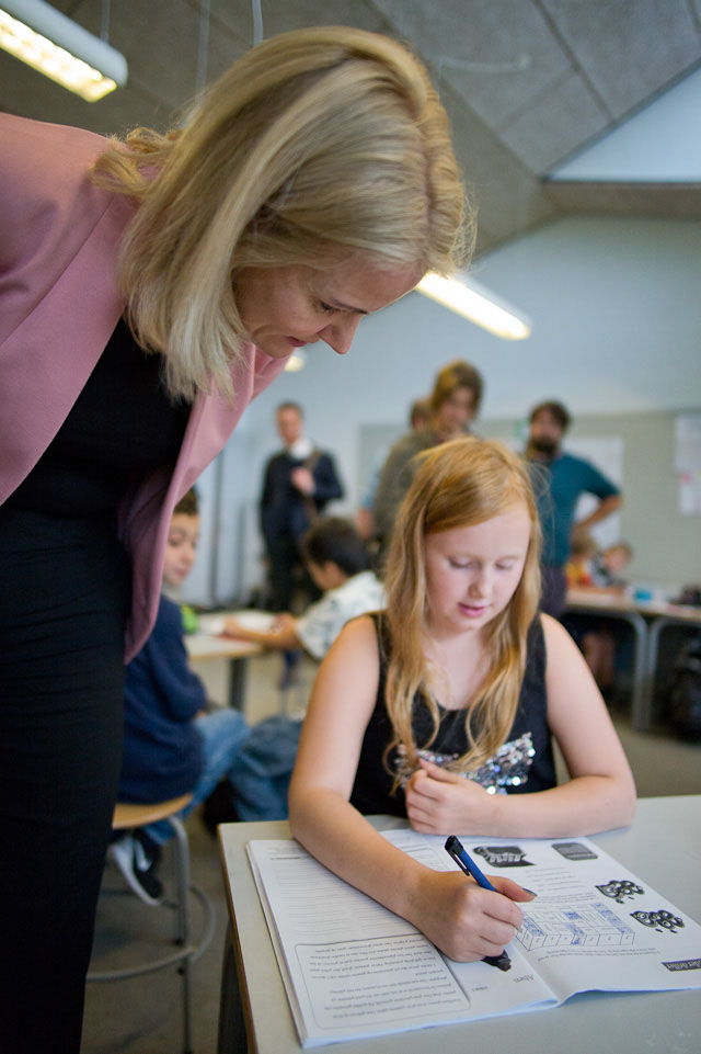 The Danish Prime Minister Helle Thorning-Schmidt visits a school class. Leica M 240 with Leica 21mm Summilux-M ASPH f/1.4. © 2014-2019 Thorsten Overgaard. 