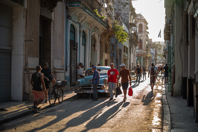 Old Havana in the late afternoon sun offer countless opportunities for light, people and atmosphere. Leica M10-D with Leica 50mm APO-Summicron-M ASPH f/2.0 LHSA. © Thorsten Overgaard. 