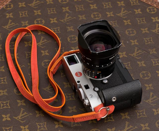 The Mada1432 camera strap from Indonesia with painted edges has been in my dreams for a while. Now it sits on the Leica M 240 that BH Photo in New York shipped overnight. And not to forget, the sexy Leica 21mm Summilux-M ASPH f/1.4.  