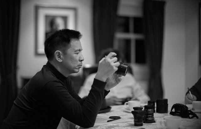 Lee Lung-Nien in the London Workshop. Leica M Monochrom at 3200 ISO with Leica 50mm Noctilux-M f/1.0. © Thorsten Overgaard.