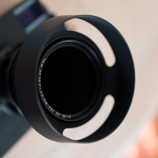 An f/2.0 lens with an ND filter that reduces the light 8 times so that the lens is at f/2.0, but the light that actually reaches the sensor is as if the lens had been set to f/5.6. The camera can handle that with 1/2000 of a second shutter time (which is within the Leica M10 mas shutter speed of 1/4.000 of a second). 