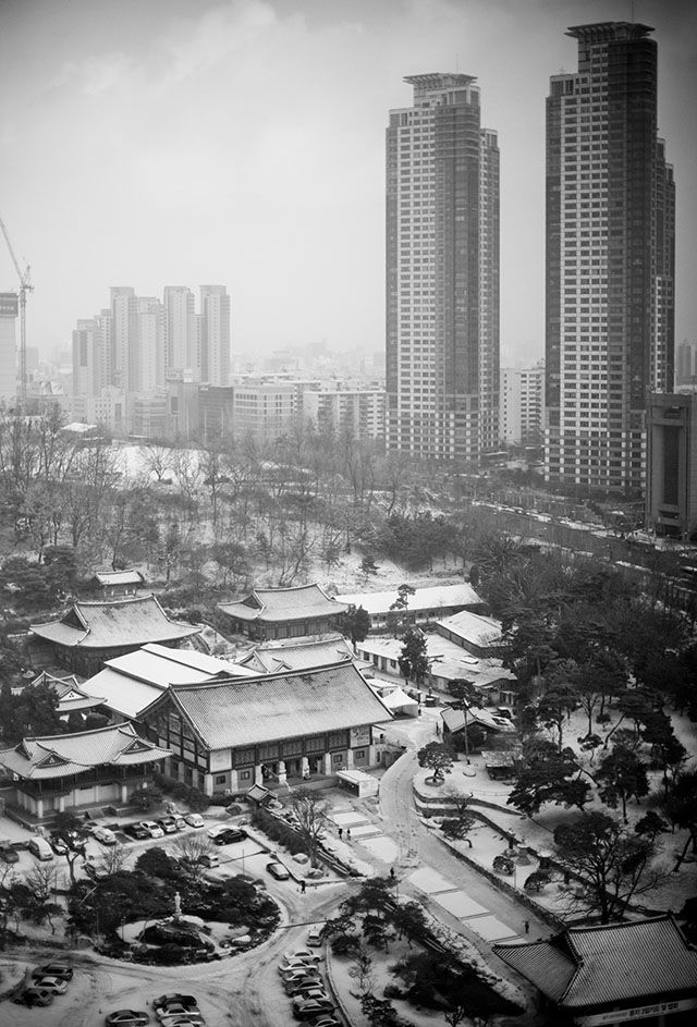 Seoul in South Korea can be ruthless when there is the howling wind through the city. Then the cold gets all the way to your bones. It looks pretty, though, when photographed from inside the panorama window of a room at the Hotel Grand InterContinental in Seoul. 200 ISO. Leica 50mm Noctilux-M ASPH f/0.95. © Thorsten Overgaard.