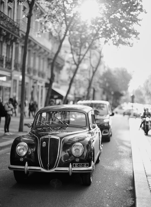A classic Lancia Bienvenue 1949 in Paris. Leica M9 with Leica 50mm Noctilux-M f/0.95. © Thorsten Overgaard.