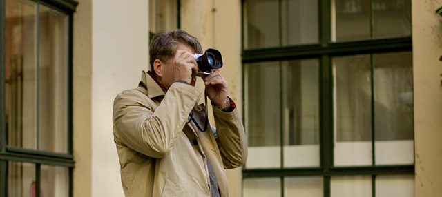 Michael Juffart with his Leica Digilux 2. © Thorsten Overgaard. 