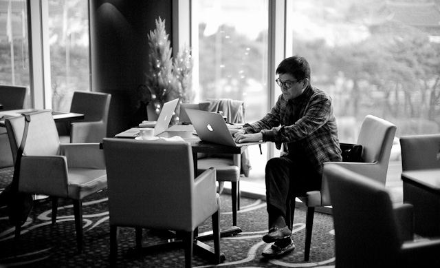 Business angel Ike Lee from Seattle who did the Overgaard Workshop in Berlin in September 2013 is a good example for others to follow: He now carries a camera and have made a website with his photographs, wwww.ikelee.com. He was also instrumental in setting the Seoul workshop up. Here he is editing photographs in the morning. Leica M 240 with Leica 50mm Noctilux-M ASPH f/0.95. © 2013-2016 Thorsten Overgaard.
