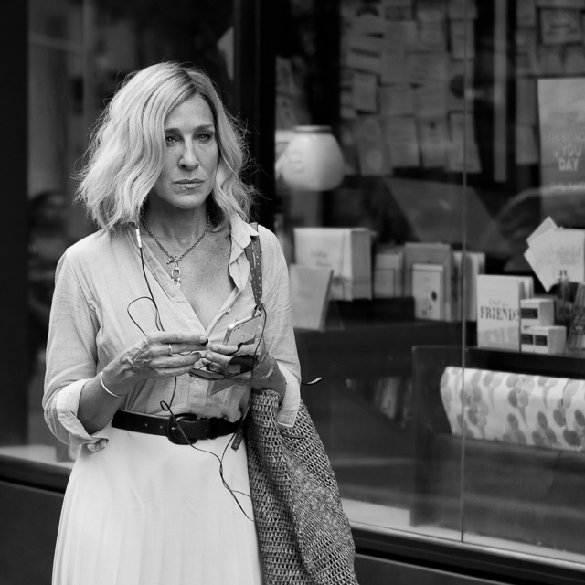Sarah Jessica Parker on 6th Ave in New York, second day on set, filming the romantic drama "Best Day of My Life". Leica TL2 with Leica 35mm Summilux-TL ASPH f/1.4. © 2017 Thorsten Overgaard.