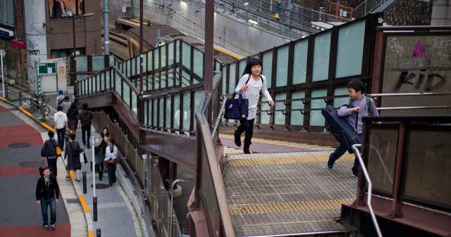 Kids running to catch the train in Shibuya-ku. Leica M-D 262 with Leica 50mm Summilux-M ASPH f/1.4 Black Chrome. © 2016 Thorsten Overgaard. 