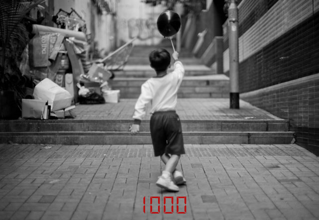 The viewfinder displays the suggested shutter time the camera's light meter came up with. Here it's 1/1000 of a second. Boy playing in Hong Kong. Leica M-D 262 with Leica 50mm Noctilux-M ASPH f/0.95. © 2016 Thorsten Overgaard.