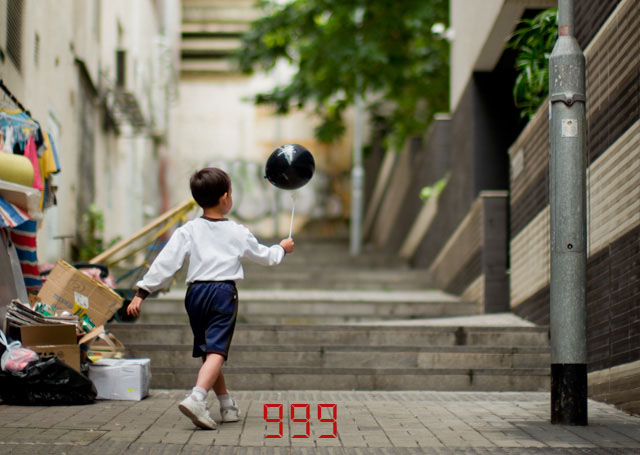 The viewfinder displays the number of images left on the SD-card right after each exposure, but is limited to showing 999 photographs as the maximum (24 GB). Boy playing in Hong Kong. Leica M-D 262 with Leica 50mm Noctilux-M ASPH f/0.95. © 2016 Thorsten Overgaard.