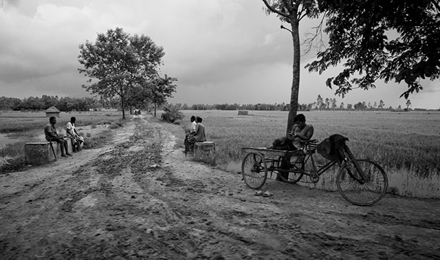 A countryside street in Bangladesh. Leica M240 with Leica 21mm Summilux-M ASPH f/1.4. © Thorsten Overgaard. 