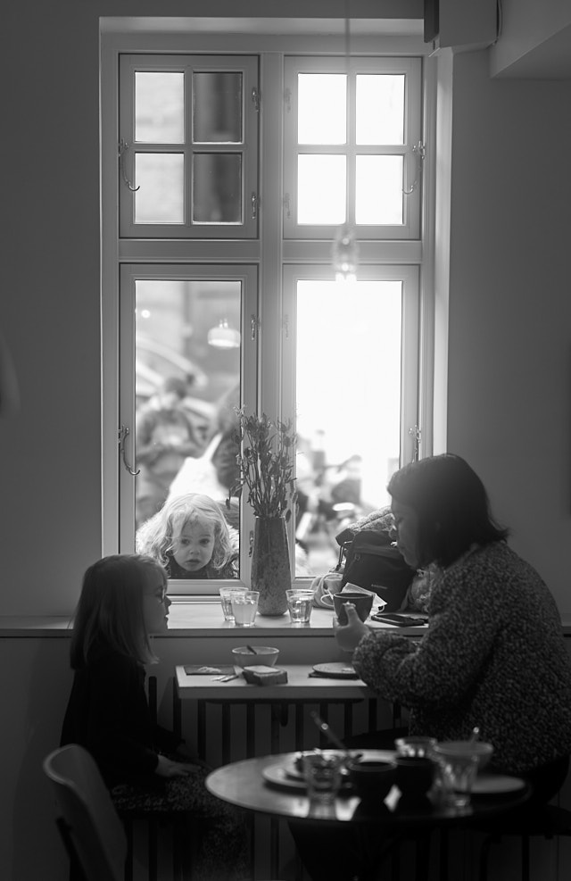 Cafe La Cabra. Leica SL2 with Leica 50mm Summilux-M ASPH f/1.4 with TIFFEN Black Pro-Most 1 filter. © Thorsten Overgaard.