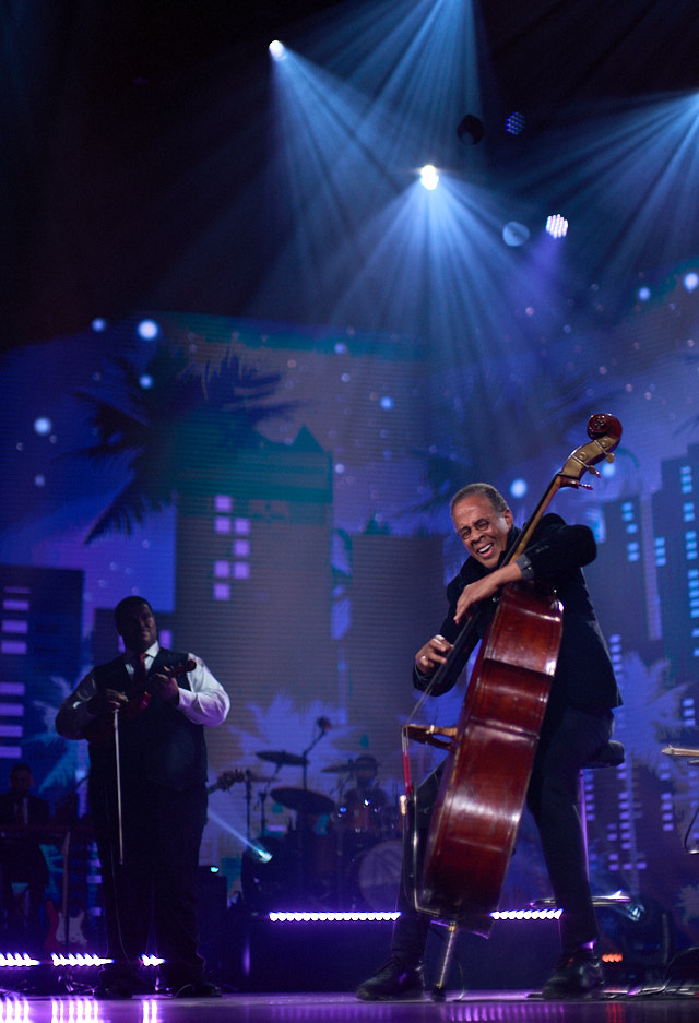 Stanley Clarke performing. Leica SL3 with Leica 50mm Noctilux-M ASPH f/0.95. © Thorsten Overgaard. 

