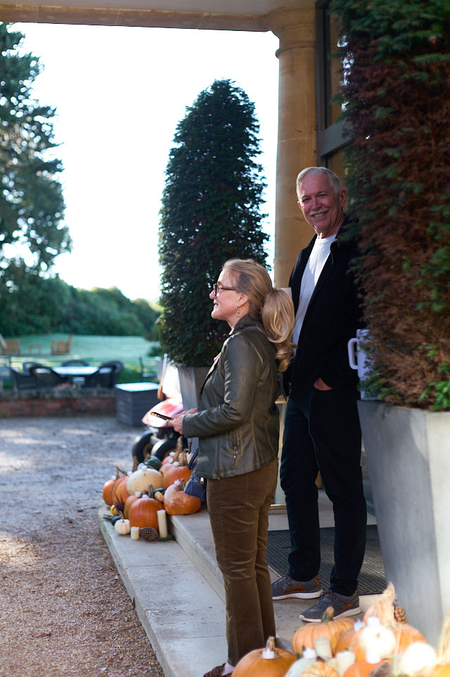 Nancy Cartwright outside the hotel. Leica SL3 with Leica 50mm Noctilux-M ASPH f/0.95. © Thorsten Overgaard. 