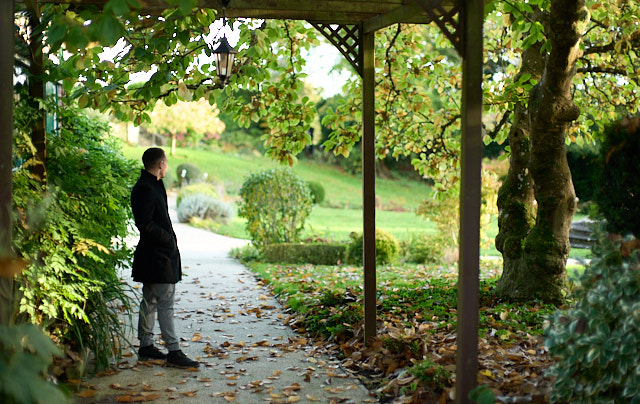 Nathan in the garden. Leica SL3 with Leica 50mm Noctilux-M ASPH f/0.95. © Thorsten Overgaard. 