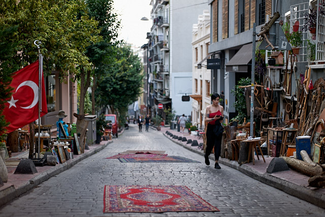 Carpets on the street of Istanbul. that's how you get vintage looking oriental carpets. Leica SL2 with Leica 35mm Summilux-L ASPH f/1.4. © Thorsten Overgaard. 