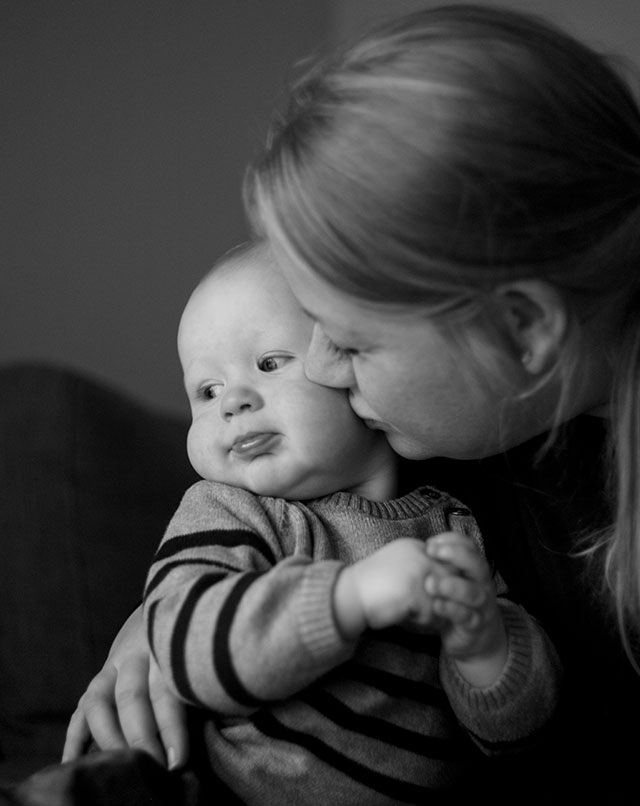 Family photo by the light from a window with soft light outside. 800 ISO. Leica 50mm Summicron-M f/2.0 Rigid. © Thorsten Overgaard.