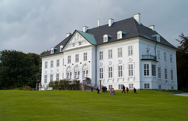 Marselisborg, the Royal Summer Residence. Leica R8 with DMR, 35-70mm Vario-Elmarit-R ASPH f/2.8 @ f/4, 200 ISO