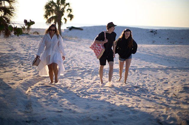 Layla, Mia and Thomas on the beach. Leica M11-P with Leica 50mm Noctilux-M ASPH f/0.95. © Thorsten Overgaard. 