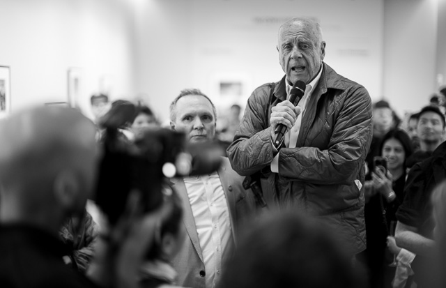 Ralph Gibson presenting the exhibition on behalf of his friend Bruce Davidson (who couldn't be there in person). Leica M11-P with Leica 50mm Noctilux-M ASPH f/0.95. © Thorsten Overgaard.