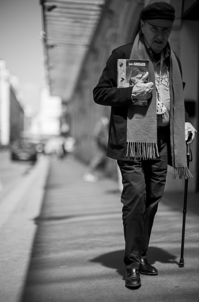 Parisians love books. Here a man with his book on bees. Leica M11-P Kevlar, Leica 50mm Noctilux-M ASPH f/0.95. © Thorsten Overgaard.