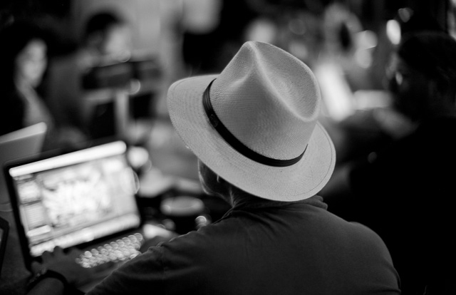 Larry Weidel editing. Leica M9 with Leica 50mm Noctilux f/1.0. © Thorsten Overgaard. 