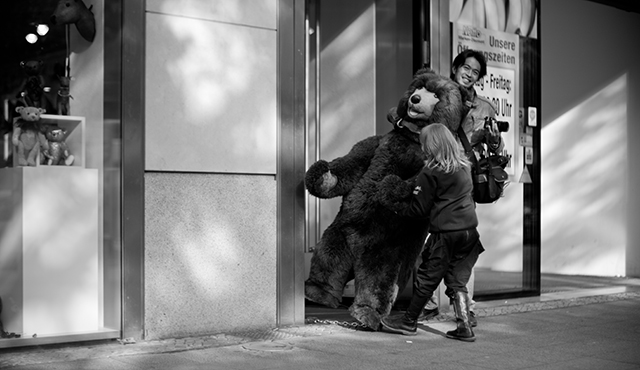 Jerry Yang and my daughter Robin Isabella getting themselves into trouble with the Berlin bear which is the symbol of Berlin. © 2012 Thorsten Overgaard. 