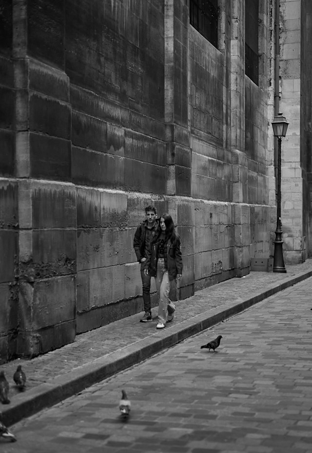 Young couple in Paris. Leica M Monochrom with Leica 50mm Summilux-M ASPH f/1.4 BC. © Thorsten Overgaard.