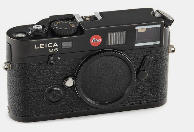 Leica M6 TTL, the last version of the Leica M6 camera (1998-2002), recignized by the larger shutter speed dial.