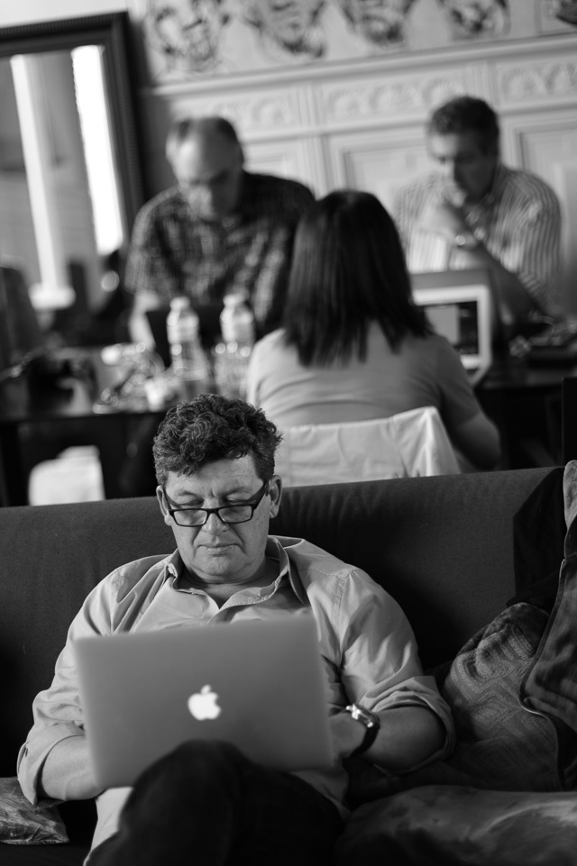 Improving the skills. Everybody editing at the Overgaard Workshop in Paris, May 2016. Leica M9 with Leica 75mm Summilux-M f/1.4. © 2016 Thorsten Overgaard.